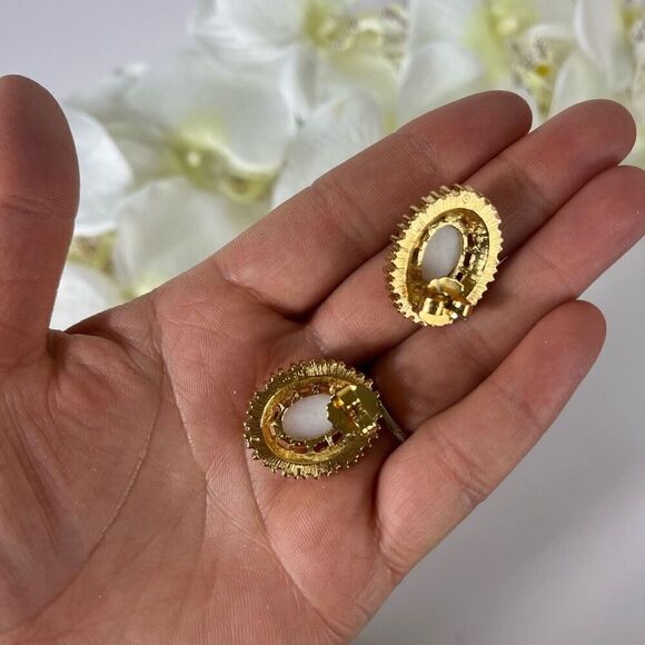 Vintage Clip On Earrings - Picture 2 of 5